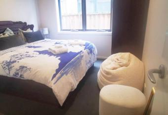 POINT COOK COZY GOLF HOUSE has Balcony rooms