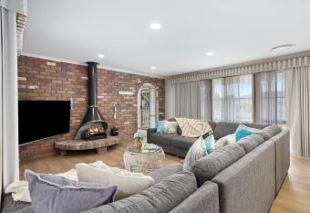 The Avenues, 500m Beach, AC, Netflix, Wifi & Pets has Balcony rooms