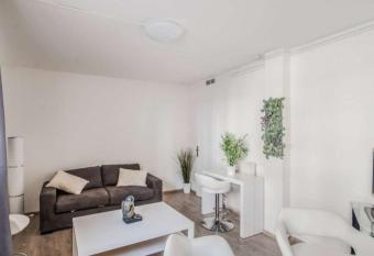 Big and bright nest in Avignon - near Les Halles has Balcony rooms