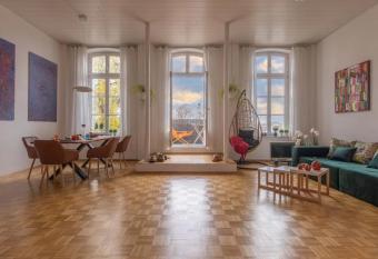 Grandiose Altbauwohnung mitten im Zentrum Schwerins has Balcony rooms