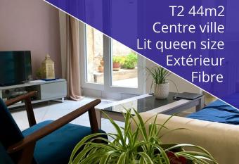 T2 centre ville- 44m2- terrasse -queen bed allows 18 year olds to book a room