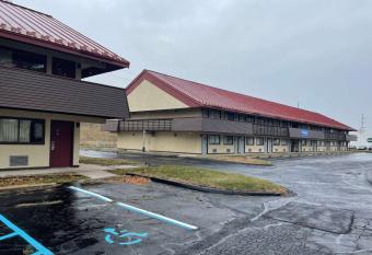 Travelodge by Wyndham Holland-Toledo has Smoking rooms