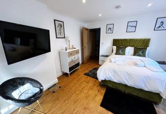 2 Southwell Road - Luxurious City Centre Apartments has Balcony rooms