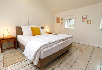 Chez Bon-Papa et son v  lo has Balcony rooms