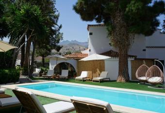 Hotel Rural Villa del Monte allows 18 year olds to book a room