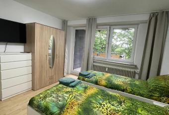 Messezimmer, G  stezimmer in Wuppertal allows 18 year olds to book a room