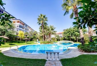 Apartamento con piscina has Balcony rooms