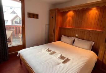 Ski-in ski-out apartment in Oz has Balcony rooms