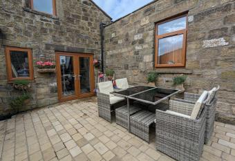 Cozy Cottage Retreat less than a mile from Haworth has Balcony rooms
