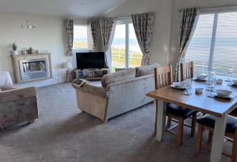 Beautiful 2-Bedroom Lodge with Spectacular Views has Balcony rooms