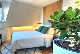 Suite dernier   tage Saint-Maur allows 18 year olds to book a room