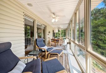 Waters Edge - Direct Lake Access has Balcony rooms