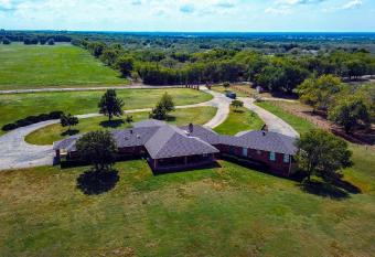 Preston Countryside Ranch-Great for Parties/Events allows 18 year olds to book a room