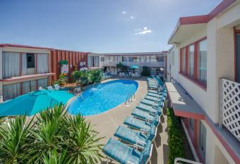 Tahiti Inn has Smoking rooms