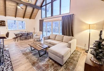 The Golden Moose Chalet has rooms with a private hot tub