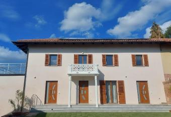 Roero Sunset has Balcony rooms