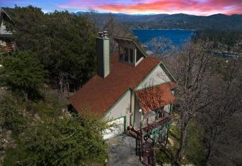 Lake View Cheerful cabin has Balcony rooms