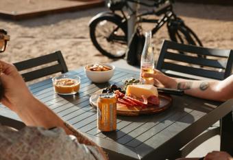 Hidden Valley Cottage - Modern Home in JT Hot Tub has rooms with a private hot tub