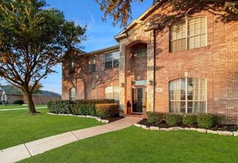 Lux 4/3 Large Home Pool Hot Tub, 12ppl - N. Dallas has rooms with a private hot tub