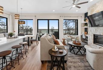 NEW Luxury Lakefront N Dallas Sleep 1-8, Firepit has Balcony rooms