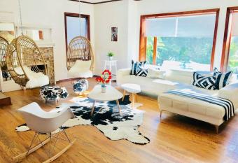 *New* 3 beds Cap Hill Suite ! allows 18 year olds to book a room