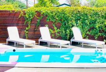     SWIM SPA retreat in Metro Denver     has rooms with a private hot tub