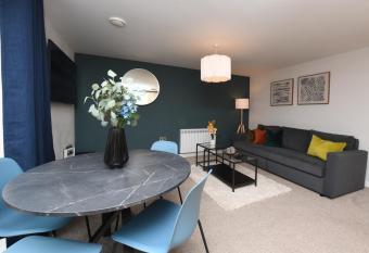 Harrogate Self Catering - Regent s Court Indigo Suite allows 18 year olds to book a room