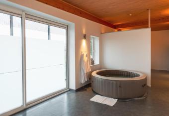 L   escapade Dinant has rooms with a private hot tub
