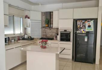 A special apartment near the Bahai Gardens has Balcony rooms