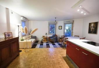 Appartement Cosy proche Halle Tony Garnier (72m2) has Balcony rooms