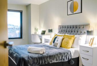 Spacious 2 Bedroom Flat with Balcony & River Views has Balcony rooms