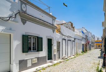 Casa Olhao with beautiful large roof terrace allows 18 year olds to book a room
