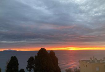 Location Chambre avec salle de bain et partie commune Sea View & Mountain View renting 1 of 3 bedrooms with shared common space 3 bdrm apt not 1 bdrm plus clime ou ac has Balcony rooms