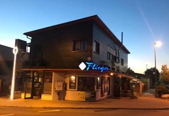 Musikb  hne Flieger - das Konzept - Loften in einer Kneipe allows 18 year olds to book a room