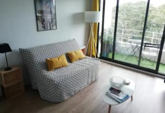 Nice studio near train station and old port has Balcony rooms