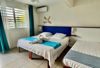 APPARTEMENT REZ DE JARDIN has Balcony rooms