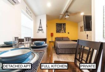 Tiny Home Paris Near Airport/I10/Ft Bliss/Del Sol Medical has Balcony rooms