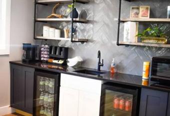 Deluxe 1BD Apt with Balcony has Balcony rooms