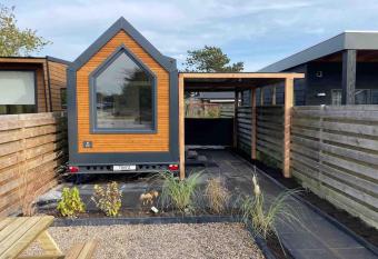 Tiny house with sauna & jacuzzi near Amsterdam has Balcony rooms