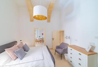 Carmelita Maisonette Valletta allows 18 year olds to book a room