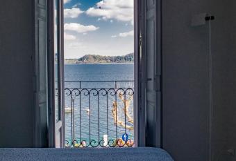 La dimora del Glicine 2 has Balcony rooms