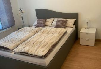 Komplettes Apartment - 2 Zimmer Wohnung has Balcony rooms