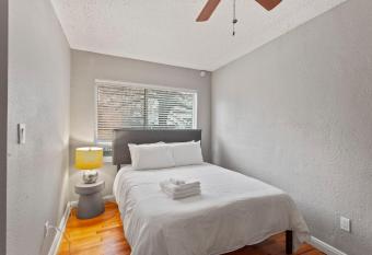 Fantastic 1 Bedroom Roanoke Complex allows 18 year olds to book a room