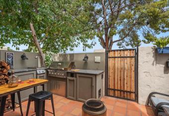 Renovated private in the heart of Old Town Scottsdale, pool & hot tub, outdoor bar & kitchen, walk to shops & bars has rooms with a private hot tub
