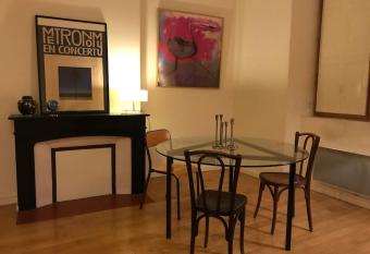 Appartement ancien dans l   hyper centre allows 18 year olds to book a room