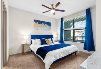 Stunning Apt near Airport has Balcony rooms