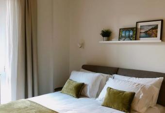 FOSCOLO 9 ROOM - BREAKFAST allows 18 year olds to book a room