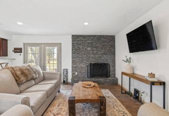 Dog friendly mid-century 1-story home near Domain allows 18 year olds to book a room