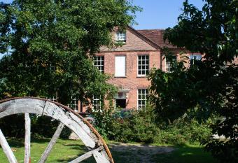 Trading Boundaries has Balcony rooms