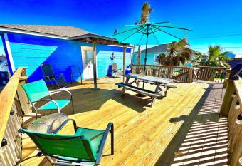 Large patio, Great views & Short walk to the Beach! Pet Friendly. has Balcony rooms